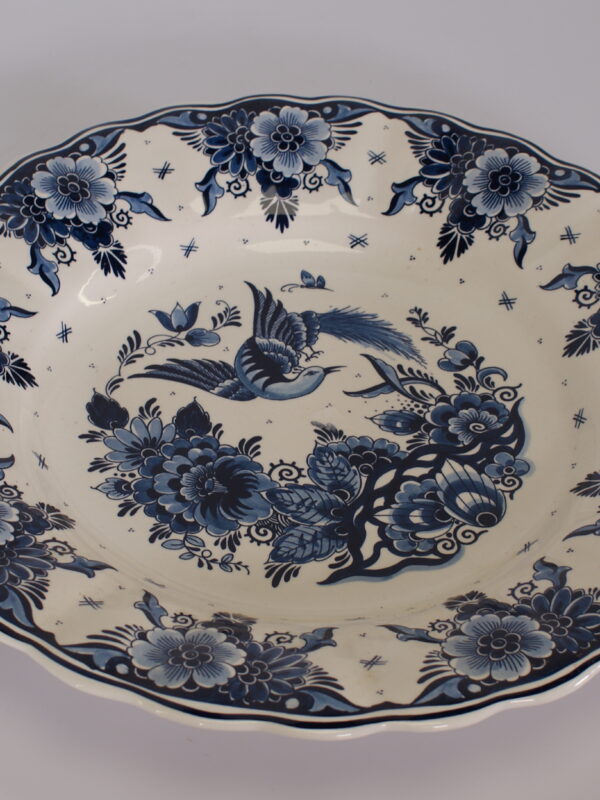 Royal Goedewaagen Delftsblauw handbeschilderd decoratief bord – Vliegende vogel & floraal motief