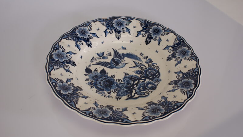 Royal Goedewaagen Delftsblauw handbeschilderd decoratief bord – Vliegende vogel & floraal motief