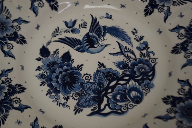 Royal Goedewaagen Delftsblauw handbeschilderd decoratief bord – Vliegende vogel & floraal motief - Afbeelding 6