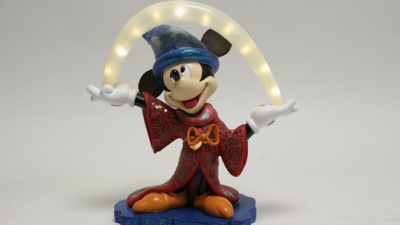 Disney Fantasia "Sorcerer Mickey" lichtgevend beeldje – meesterwerk van glasmozaïek - Afbeelding 2