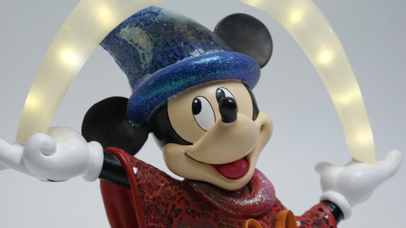 Disney Fantasia "Sorcerer Mickey" lichtgevend beeldje – meesterwerk van glasmozaïek - Afbeelding 3