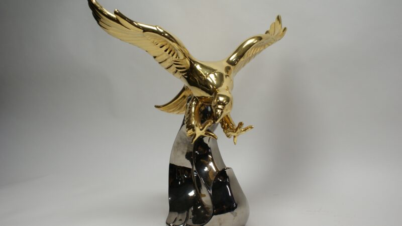 Moderne gouden en zilveren adelaar sculptuur - keramisch decoratief beeldje - Afbeelding 2