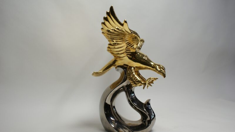 Moderne gouden en zilveren adelaar sculptuur - keramisch decoratief beeldje - Afbeelding 3