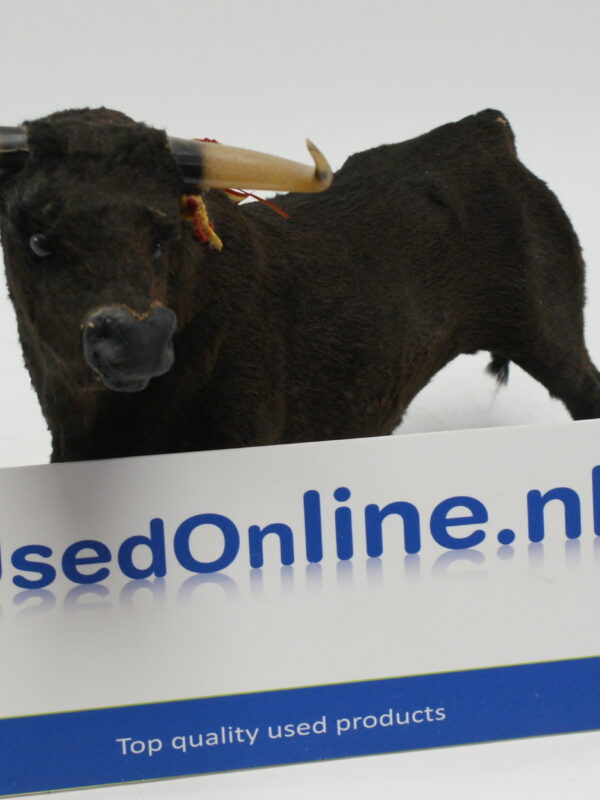 Vintage Spaanse stierenfiguur met realistische vacht en hoorns