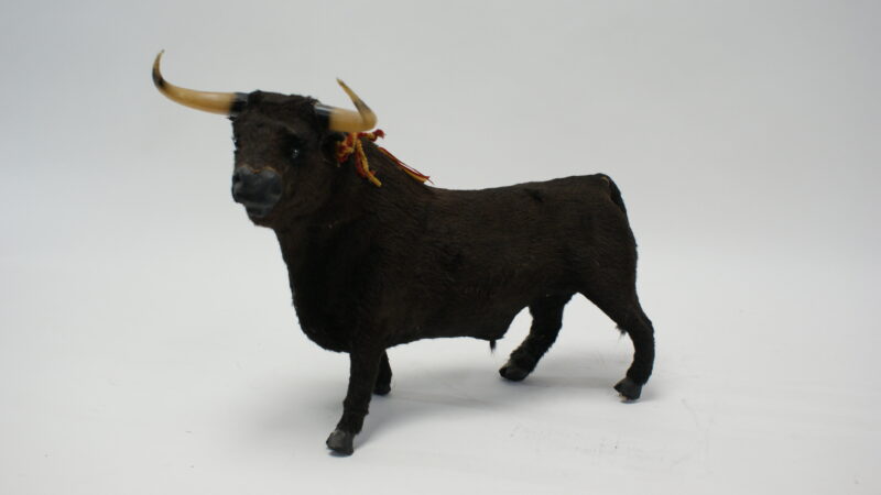 Vintage Spaanse stierenfiguur met realistische vacht en hoorns - Afbeelding 4