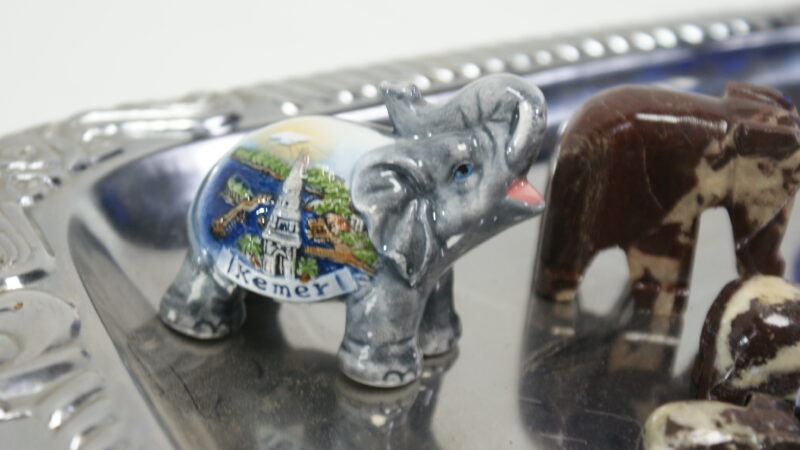Miniatuur olifantenbeeldjescollectie op decoratieve zilveren schaal - set van 13 stuks - Afbeelding 3