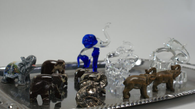 Miniatuur olifantenbeeldjescollectie op decoratieve zilveren schaal - set van 13 stuks - Afbeelding 4