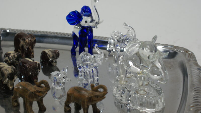 Miniatuur olifantenbeeldjescollectie op decoratieve zilveren schaal - set van 13 stuks - Afbeelding 5