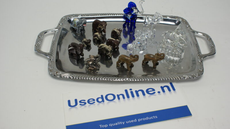 Miniatuur olifantenbeeldjescollectie op decoratieve zilveren schaal - set van 13 stuks