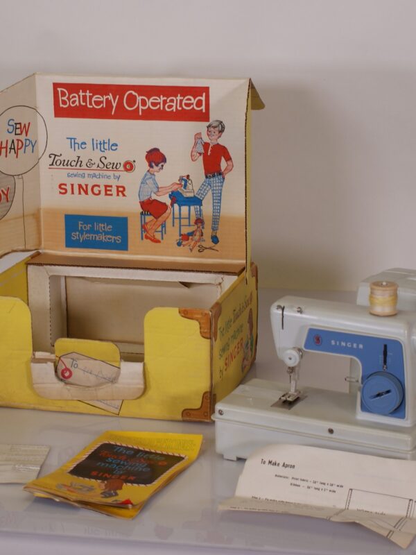 Singer Little Touch & Sew model 67A3: compacte, draagbare naaimachine uit de jaren '60