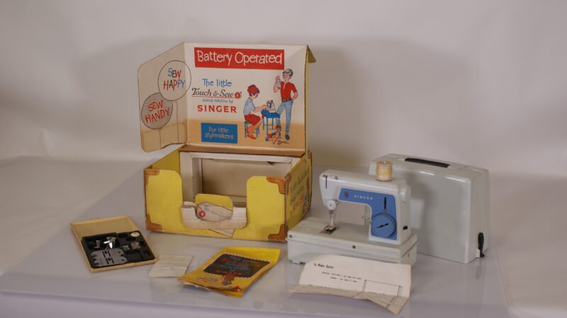 Singer Little Touch & Sew model 67A3: compacte, draagbare naaimachine uit de jaren '60