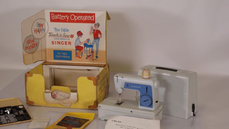 Singer Little Touch & Sew model 67A3: compacte, draagbare naaimachine uit de jaren '60 - Afbeelding 11