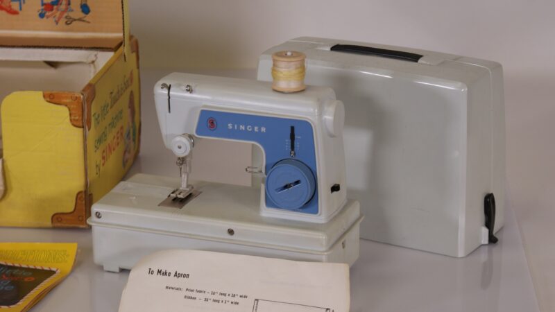 Singer Little Touch & Sew model 67A3: compacte, draagbare naaimachine uit de jaren '60 - Afbeelding 4