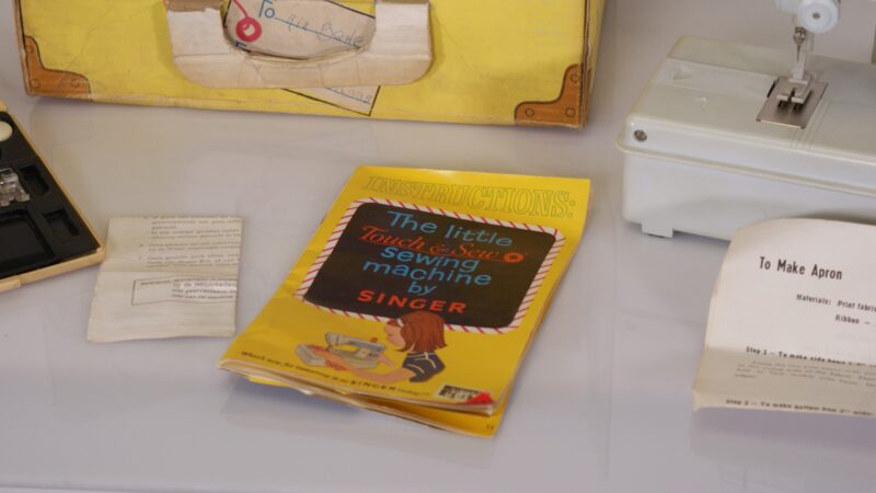Singer Little Touch & Sew model 67A3: compacte, draagbare naaimachine uit de jaren '60 - Afbeelding 5