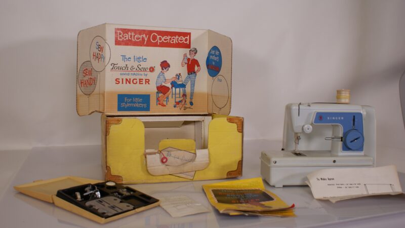 Singer Little Touch & Sew model 67A3: compacte, draagbare naaimachine uit de jaren '60 - Afbeelding 6
