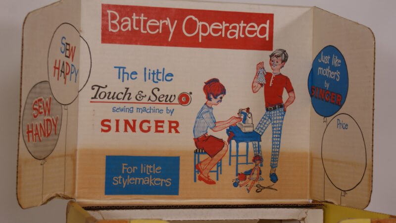 Singer Little Touch & Sew model 67A3: compacte, draagbare naaimachine uit de jaren '60 - Afbeelding 7