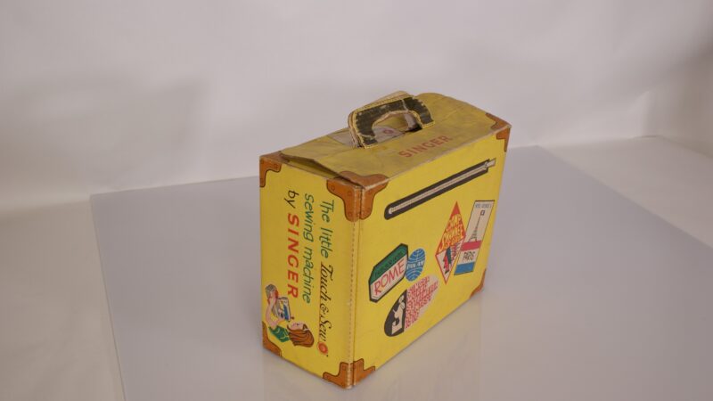 Singer Little Touch & Sew model 67A3: compacte, draagbare naaimachine uit de jaren '60 - Afbeelding 10