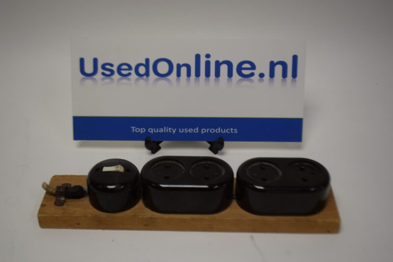 Vintage bakelieten stopcontactdoos op houten voet – industriële stijl uit de jaren 50