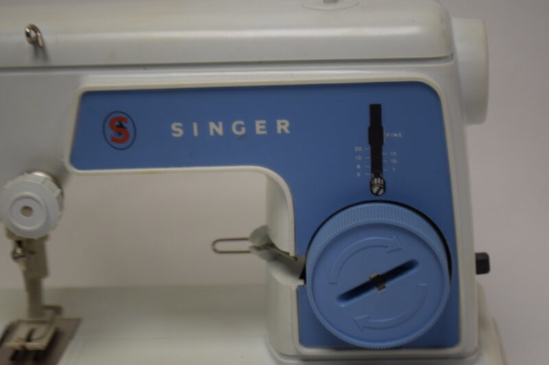 Singer Little Touch & Sew model 67A3: compacte, draagbare naaimachine uit de jaren '60 - Afbeelding 2
