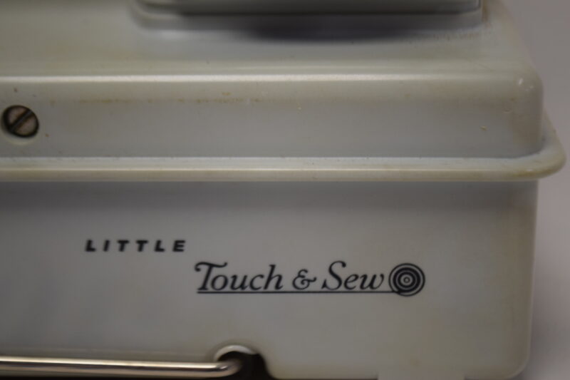 Singer Little Touch & Sew model 67A3: compacte, draagbare naaimachine uit de jaren '60 - Afbeelding 3