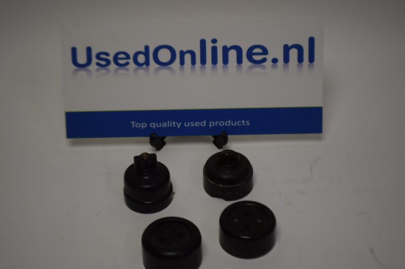 Kavel van 4 vintage bakelieten elektrische onderdelen – stopcontacten, schakelaar en adapter (midden 20e eeuw)