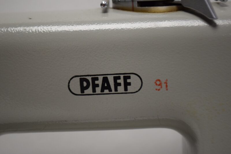 Vintage PFAFF 91 naaimachine met pedaal – robuuste Duitse techniek - Afbeelding 3