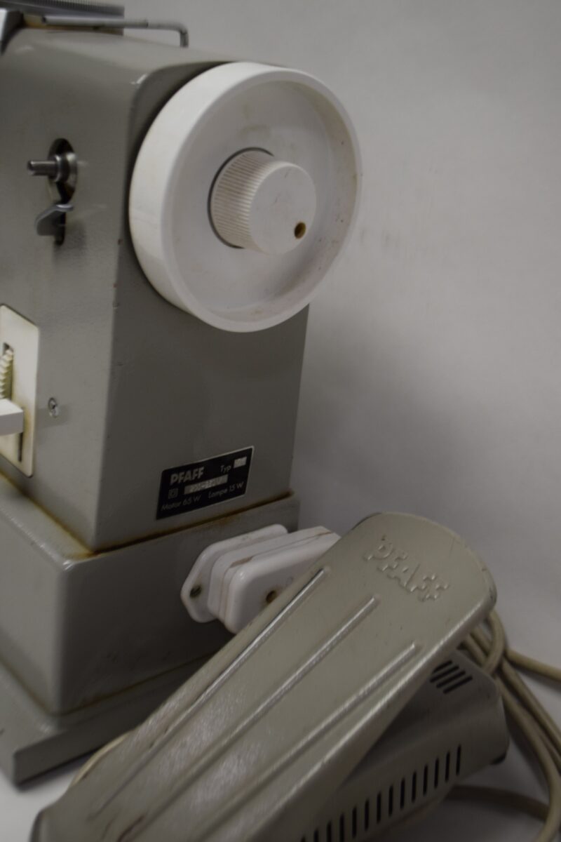 Vintage PFAFF 91 naaimachine met pedaal – robuuste Duitse techniek - Afbeelding 4