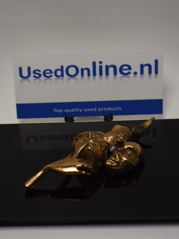 Abstract gouden maskersculptuur met hand - surrealistische wanddecoratie