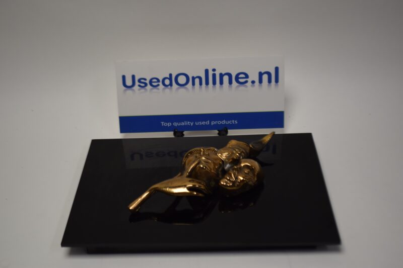 Abstract gouden maskersculptuur met hand - surrealistische wanddecoratie