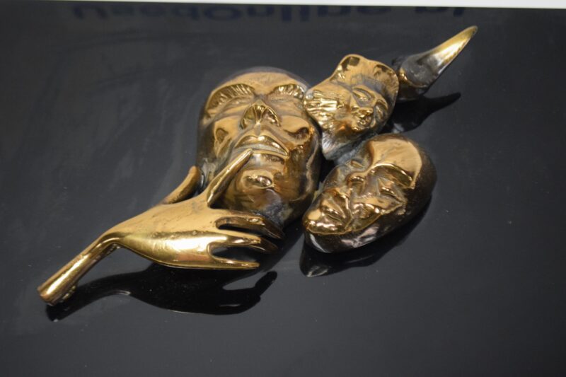 Abstract gouden maskersculptuur met hand - surrealistische wanddecoratie - Afbeelding 3