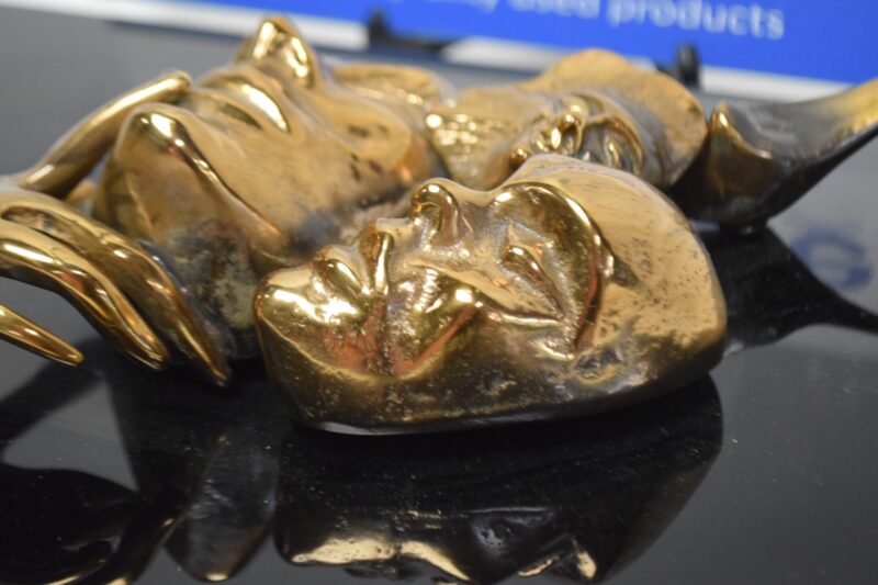 Abstract gouden maskersculptuur met hand - surrealistische wanddecoratie - Afbeelding 2