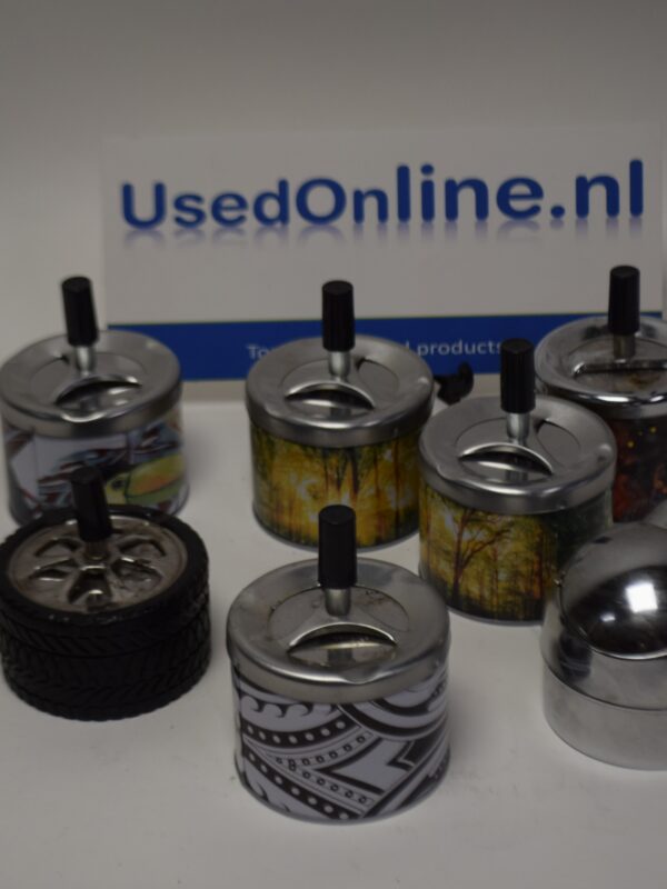 Lot van 7 vintage asbakken met drukdeksel – diverse ontwerpen en thema's