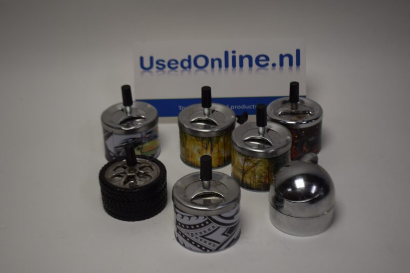 Lot van 7 vintage asbakken met drukdeksel – diverse ontwerpen en thema's
