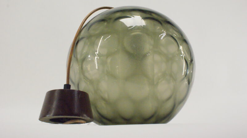 Vintage Glazen Hanglamp – Gerookt Glas met Bolstructuur – Space Age stijl