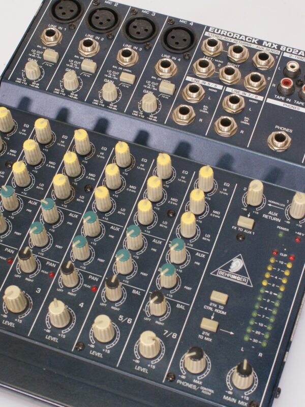 Behringer Eurorack MX802A Mengpaneel – 8-Kanaals Compacte Mixer met Fantoomvoeding