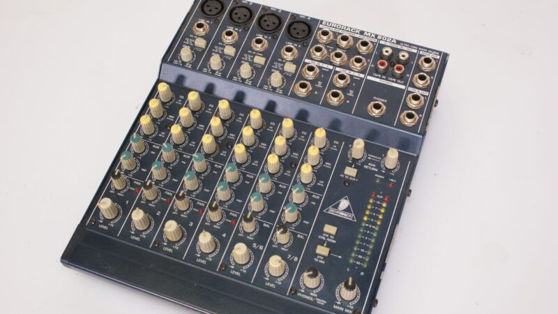 Behringer Eurorack MX802A Mengpaneel – 8-Kanaals Compacte Mixer met Fantoomvoeding