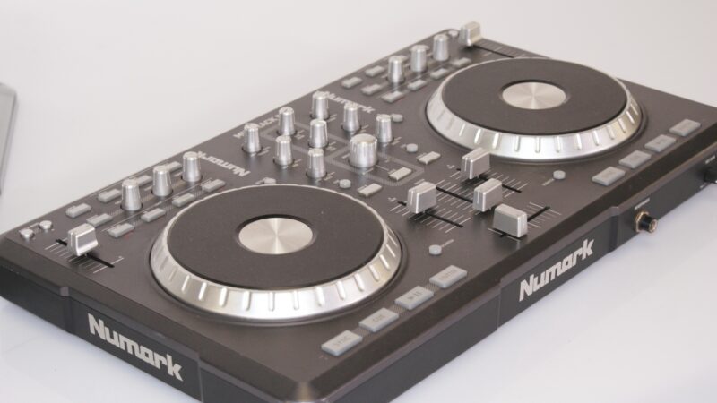 Numark Mixtrack Pro DJ Controller – USB MIDI DJ Mixer met Deksel