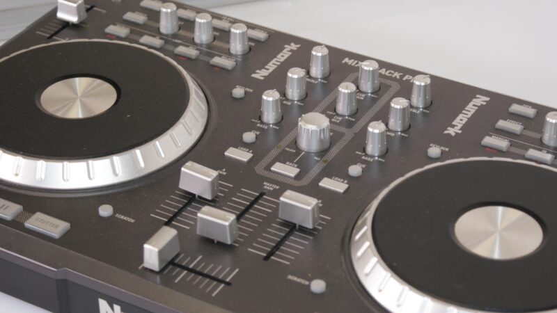 Numark Mixtrack Pro DJ Controller – USB MIDI DJ Mixer met Deksel - Afbeelding 2
