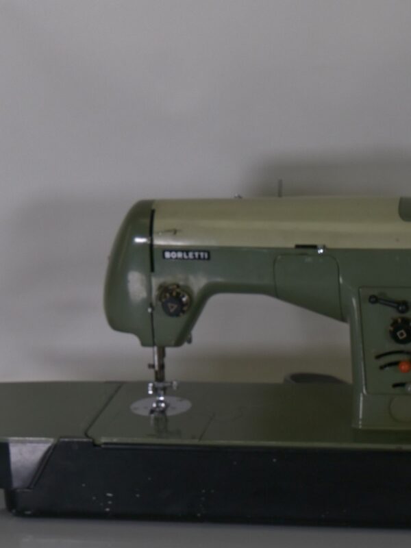 Borletti Vintage Naaimachine – Mechanisch Model met Koffer (jaren 60/70)
