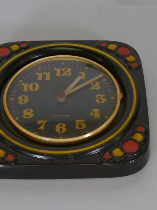 Junghans vintage Elektronische Wandklok – Keramiek Zwart/Geel/Oranje – Jaren 60/70