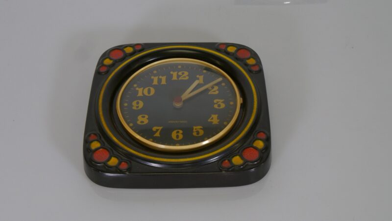 Junghans vintage Elektronische Wandklok – Keramiek Zwart/Geel/Oranje – Jaren 60/70