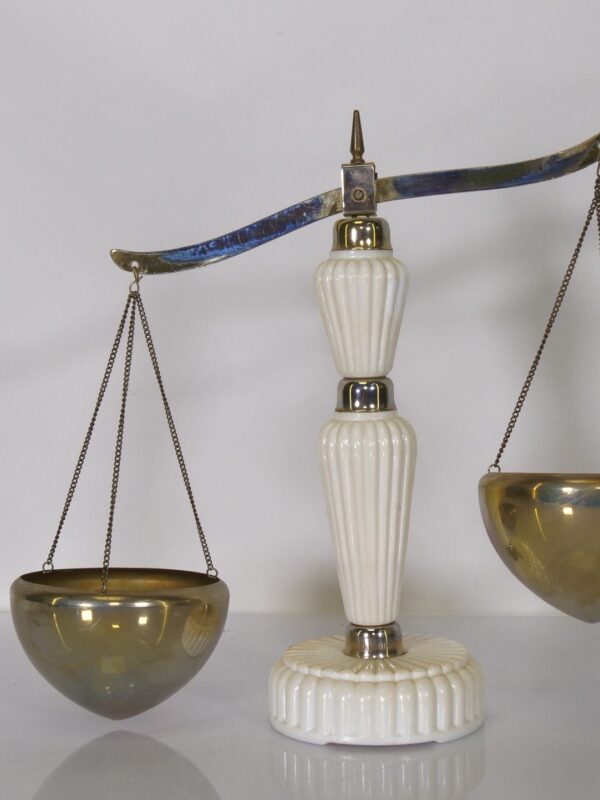 Decoratieve Weegschaal – Klassieke Balans met Keramische Voet en Messing Schalen
