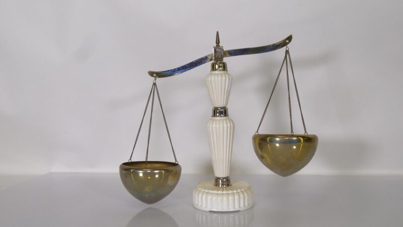 Decoratieve Weegschaal – Klassieke Balans met Keramische Voet en Messing Schalen