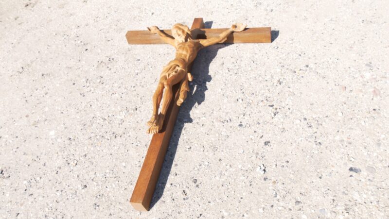 Groot Houten Wandkruis met Gesneden Corpus van Christus – Handgemaakt