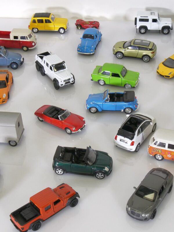 Partij van 25 metalen modelauto’s – schaal 1:32 tot 1:43 – diverse merken en types