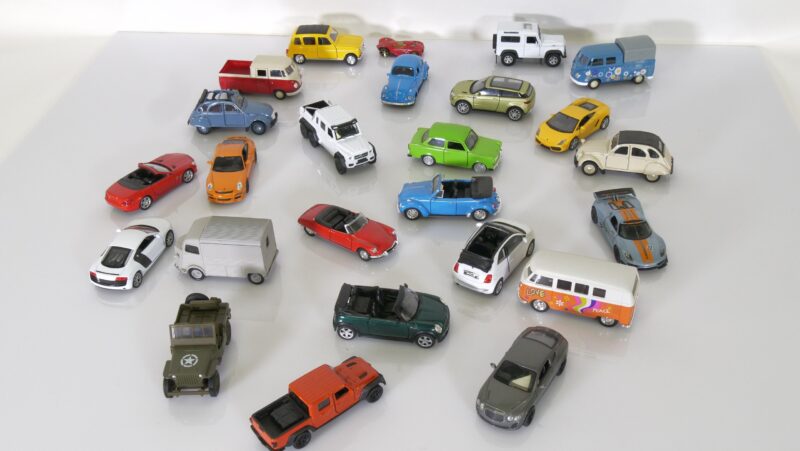 Partij van 25 metalen modelauto’s – schaal 1:32 tot 1:43 – diverse merken en types
