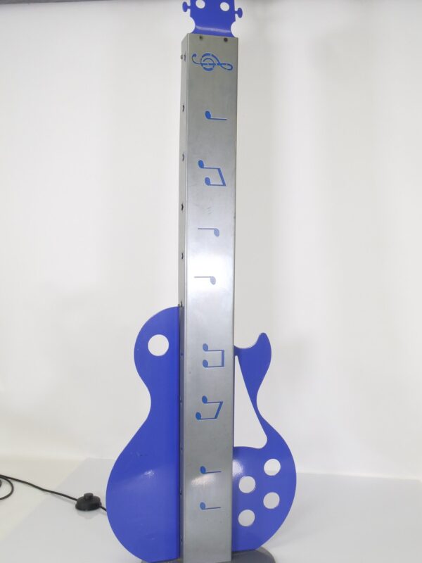 Gitaarvormige vloerlamp – Metalen designlamp