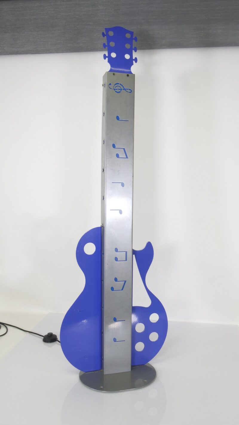 Gitaarvormige vloerlamp – Metalen designlamp