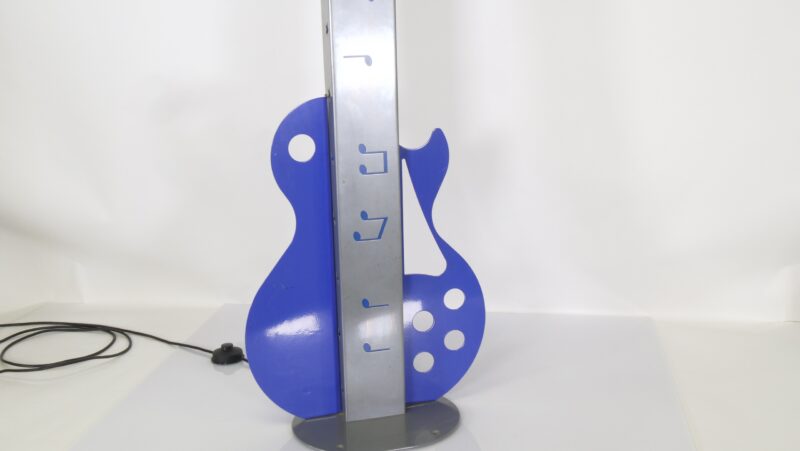 Gitaarvormige vloerlamp – Metalen designlamp - Afbeelding 2