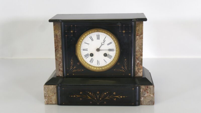 Antieke Franse Pendule Klok in Zwart Marmer met Gouden Details